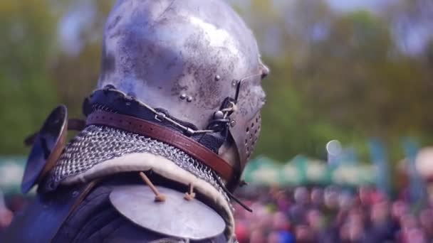 Cavaleiro agressivo em uma armadura de metal — Vídeo de Stock