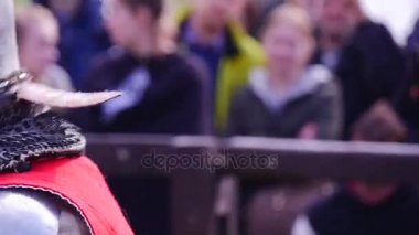 bir kılıç ile onun rakip çarpıcı bir şövalyedir