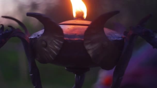 Una hermosa lámpara de metal en combustible combustible combustible — Vídeo de stock