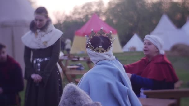 Eine Königin beschimpft ein junges Mädchen - ihren Diener — Stockvideo