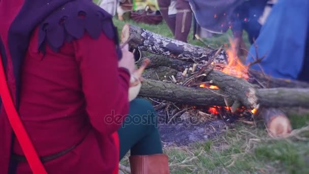 Un grande fuoco è in un centro di un campo — Video Stock