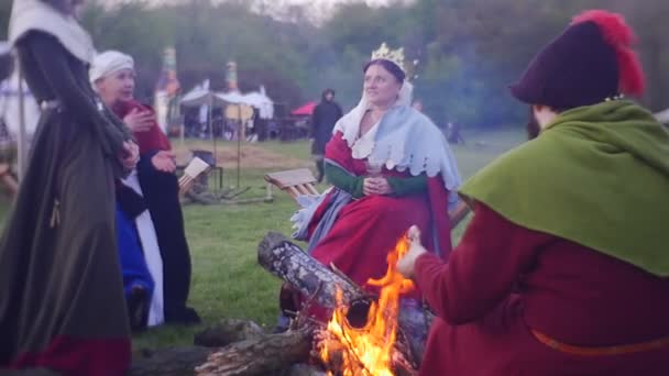 Barones y Commoners están sentados alrededor del fuego — Vídeo de stock