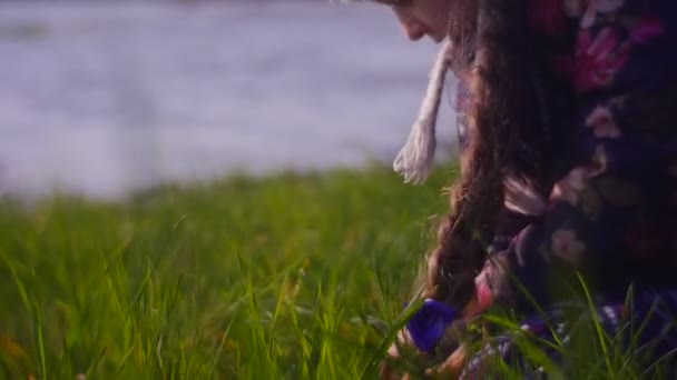 Flicka försöker skapa leksak båt med blad och Stick — Stockvideo