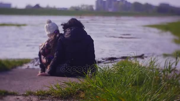 Bir kız annesinin kucağına oturur — Stok video