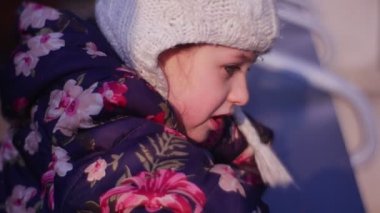 Ayakta yakınındaki bir tekne bir kızdır