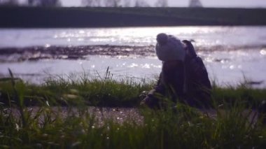 bir kız bir çim için onun en sevdiği oyuncak arıyor