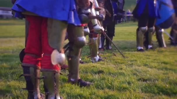 Roupa de Cavaleiro de uma Idade Média — Vídeo de Stock