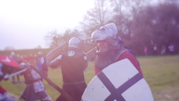 Cavalieri bianchi e rossi Circondato Gruppo di Cavalieri — Video Stock