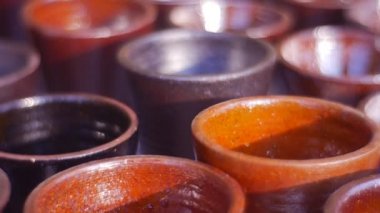 Küçük kil su bardağı bir atölye bir tablo üzerinde durmak