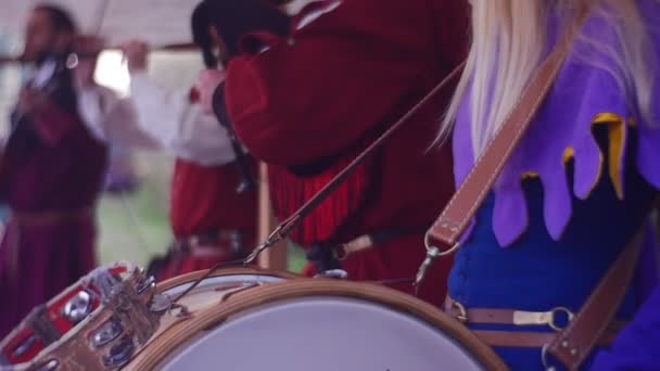 Мужчины Женщины Одетые Исторические Костюмы Играют Народную Музыку Играют Старых — стоковое видео