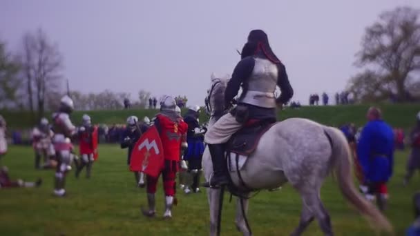 Zwei Kosaken reiten auf einem Pferderücken und halten Säbel in den Händen — Stockvideo