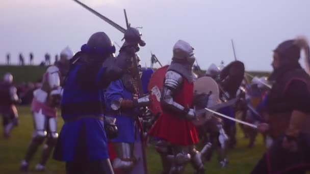 Knight angrepp fienden med skäran-formade svärd — Stockvideo