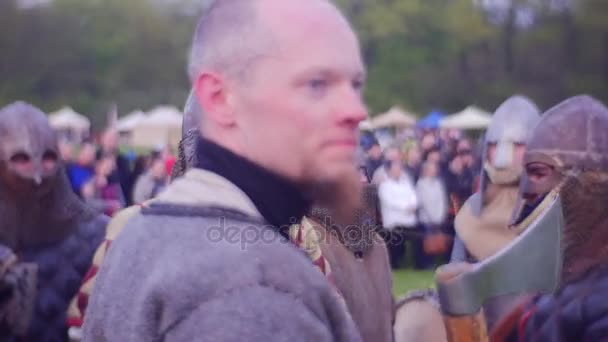 Jovens e velhos vikings regressam de uma caminhada — Vídeo de Stock