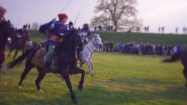 Leicht bewaffnete Soldaten reiten auf einem Pferd — Stockvideo