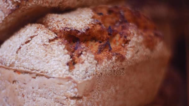 Söta och aptitretande hembakat bröd med ett puder vita sesamfrön — Stockvideo