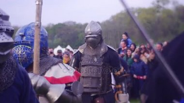 Alana gidiş çeşitli zırh giymiş şövalye,