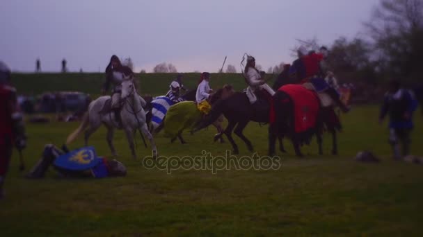 Cavalieri combattono l'un l'altro in combattimento ravvicinato — Video Stock