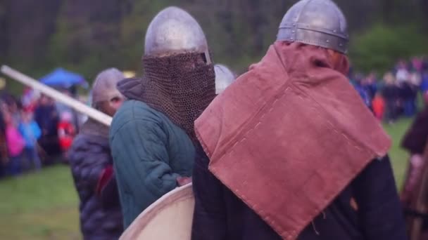 Krieger kommunizieren vor Beginn eines Kampfes — Stockvideo