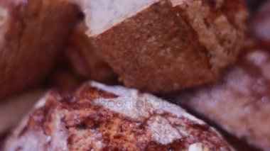 Siyah ekmek tahıl ve ev yapımı ürünler - ağız sulandıran bir sandviç için Ideal malzemeyi füme.