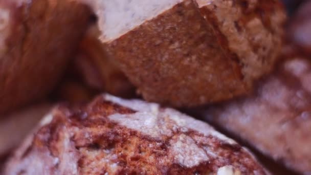 Zwart brood met granen en huisgemaakte gerookte producten - ideale ingrediënten voor een lekkere Sandwich. — Stockvideo