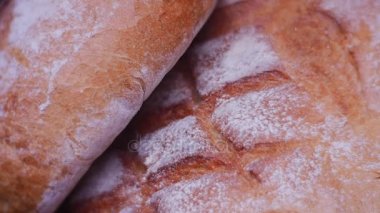 Beyaz ekmek gibi birkaç geniş bir tablo üzerinde yalan