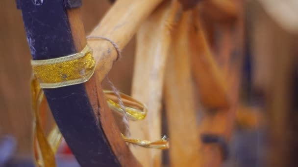 Houten wiel op een achtergrond van bruine gordijnen — Stockvideo