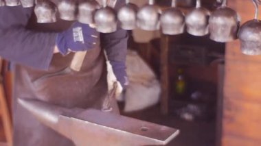 Smith bir takı atölyesinde oluşturur.