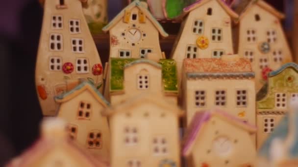 Casas de argila esmaltadas — Vídeo de Stock