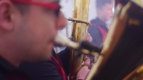 Um homem está tocando em um trompete em um gangue de música — Vídeo de Stock
