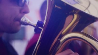 bir adam bir senfoni üzerinde bir Trampet çalıyor.