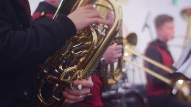 bir konser kamu önünde trompetçi verir