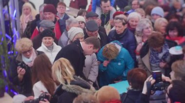 Belediye Başkanı ziyaretçi tatlı bir pasta ile davranır