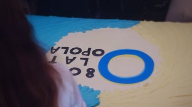 Olay Organizatörler dilim kek dağıtmak