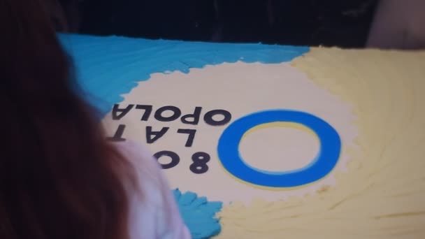 Olay Organizatörler dilim kek dağıtmak — Stok video