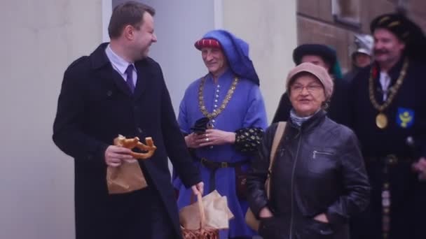 Deelnemers van de stad dag begeleiden burgemeester — Stockvideo