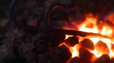 Karanlık arka planda ateş alevleri