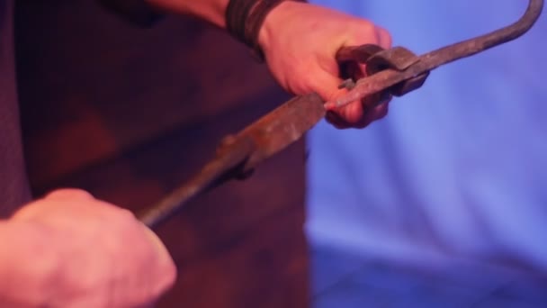 Különleges technika, a kovácsolás kard — Stock videók