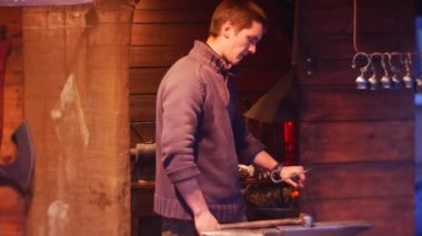 Demircinin sayaçta metal çanlar.