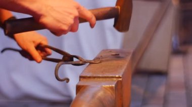 Smith Metal çubuk ezmeye çalışıyor