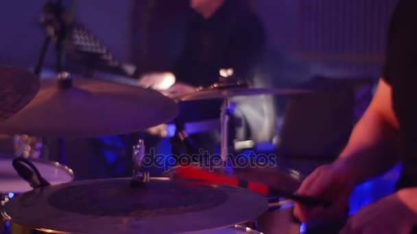 El baterista sostiene en sus manos muslos pesados — Vídeo de stock