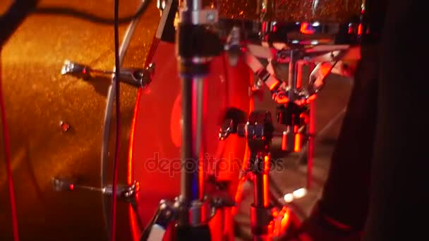 De Drummer op het feest van de School speelt muziek — Stockvideo