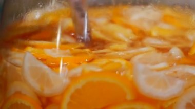 Cam kadeh içinde tatlı meyve limonata