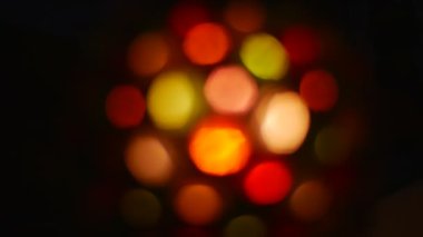 Sarı, beyaz, turuncu ve kırmızı ışıklar