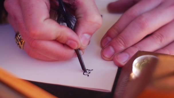 Učitel z kaligrafie ukazuje styl z psaní zlatý prsten s drahých kamenů je na jeho prst romantické scény ze starých časů ruce jsou psaní s peří