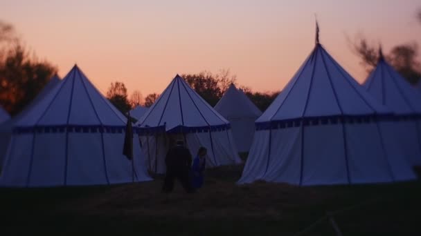 Dziewczyna jest gra z jej ojca w słomy stosu rekonstrukcji historycznej Camp średniowiecznych wojowników rodziny o krajowych wieczór festiwalu zdarzenia — Wideo stockowe