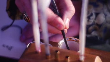 Adam hat kollu, eski giyim işlemeli ile altın konu romantik sahne, eski kez erkek eller vardır yazma ile tüy dikmiş devreye girer