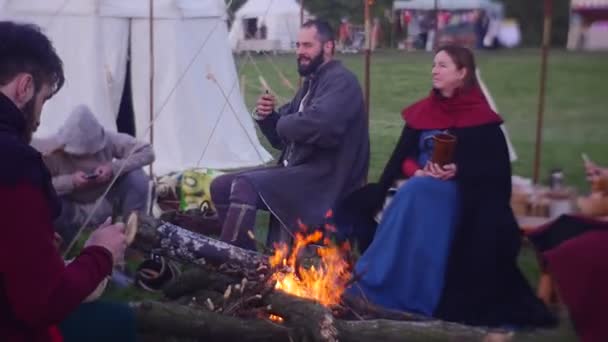 Knight turnering i Opole män kvinnor nära brand Historisk Reenactment av ett läger av medeltida krigare teaterföreställning personer i gammal tid kläder — Stockvideo