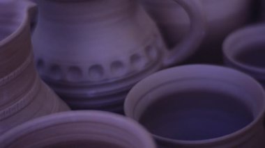 Kil Panoraması bardak çamur ve beyaz ve kahverengi damarları testiler Ulusal Sanat Panorama nesnelerin masanın üzerine yerleştirilen bir tablo seramik atölyesi mavi