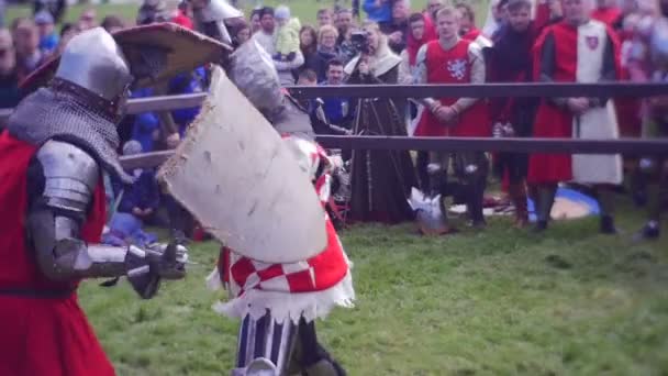 Knights Tournament i Opole duell av aktörer Historisk Reenactment av ett läger av medeltida krigare militära styrkor från förflutnan — Stockvideo