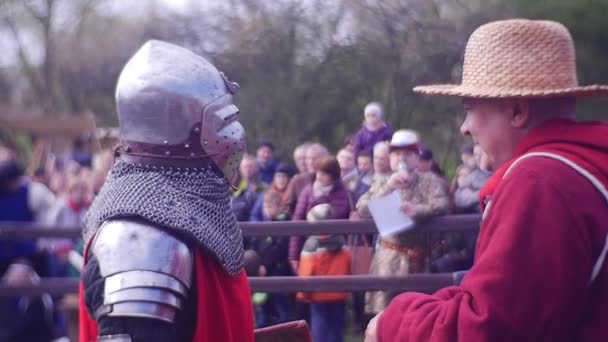 Le juge explique à un chevalier un tournoi de règles de combat à Opole Reconstitution historique d'un camp de guerriers médiévaux Forces militaires du passé — Video